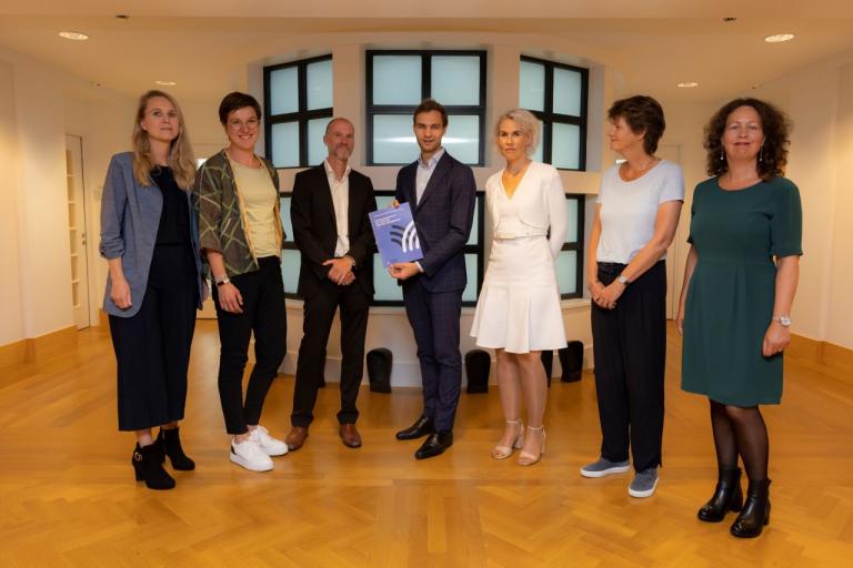 Overhandiging position paper Staatssecretaris VWS Van Ooijen